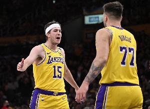 里夫斯压哨绝杀球进灯亮！东契奇发推：GOAT