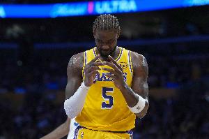 艾顿：热身时背部紧绷&上半场空接又扭到了 下场预计可以出战