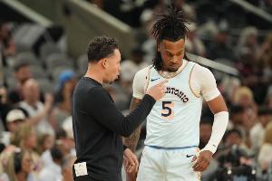 光速五犯！布克一回合连造卡斯尔三个犯规 直接走上罚球线