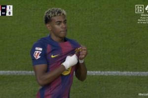 改变来了？亚马尔一改此前“加冕”方式，进球后亮队徽和队友庆祝