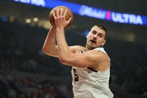 打谁都是错位！约基奇半场11中8砍19分7板8助2断&多次快攻扣篮